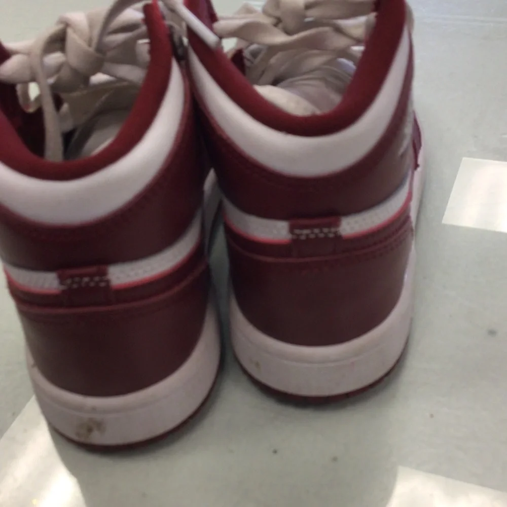 Nike Jordan high Top red white is Sneakers